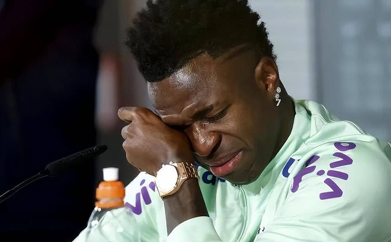 开云体育app-足球选手赛后落泪，背后故事感人