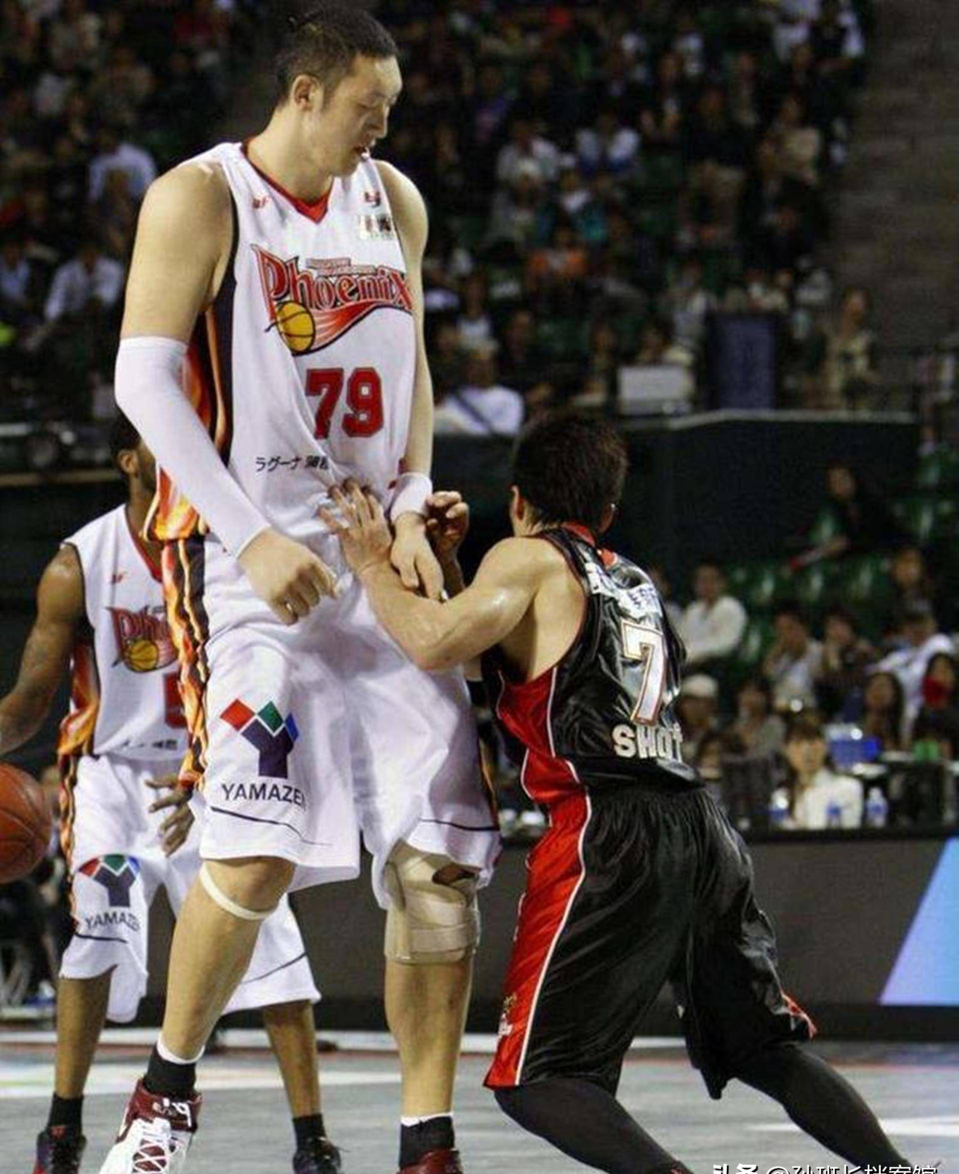 猛龙碾压广东队，德罗赞扛起全队