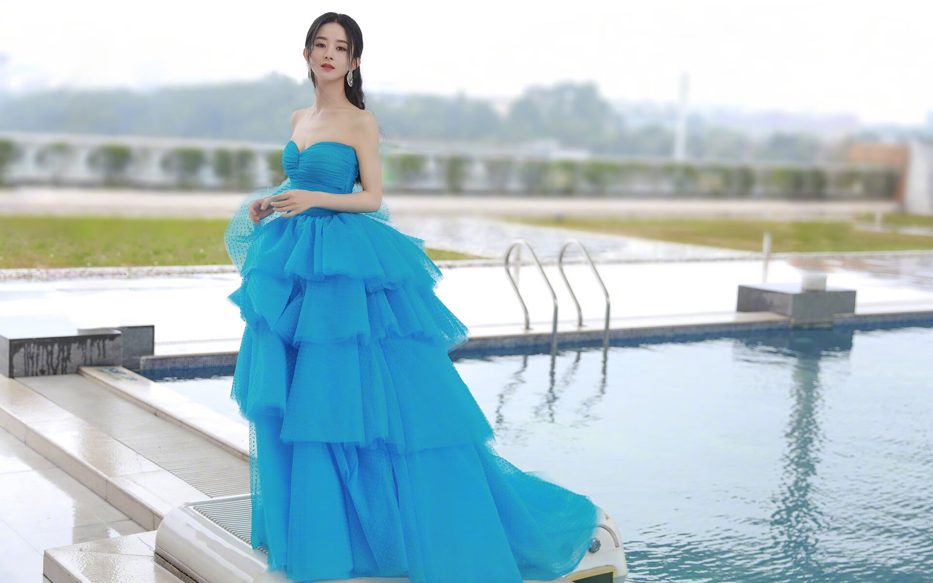 足球的AB面，冷门的欢歌与巨星的独舞